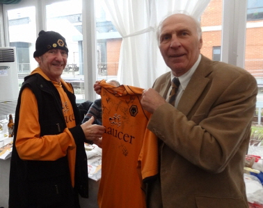 ASC05427 Mike Bailey presents shirt to Malcolm ASC05427 Mike Bailey presents shirt to Malcolm